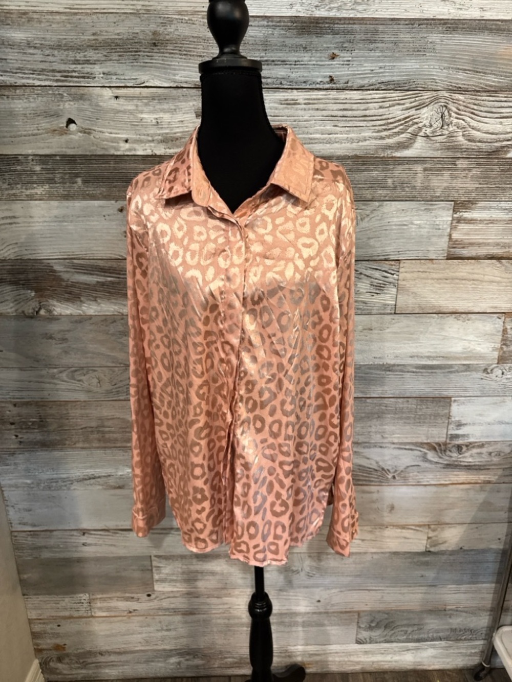 Womens Satin Leopard Jacquard Button-Down Shirt in Blush Pink